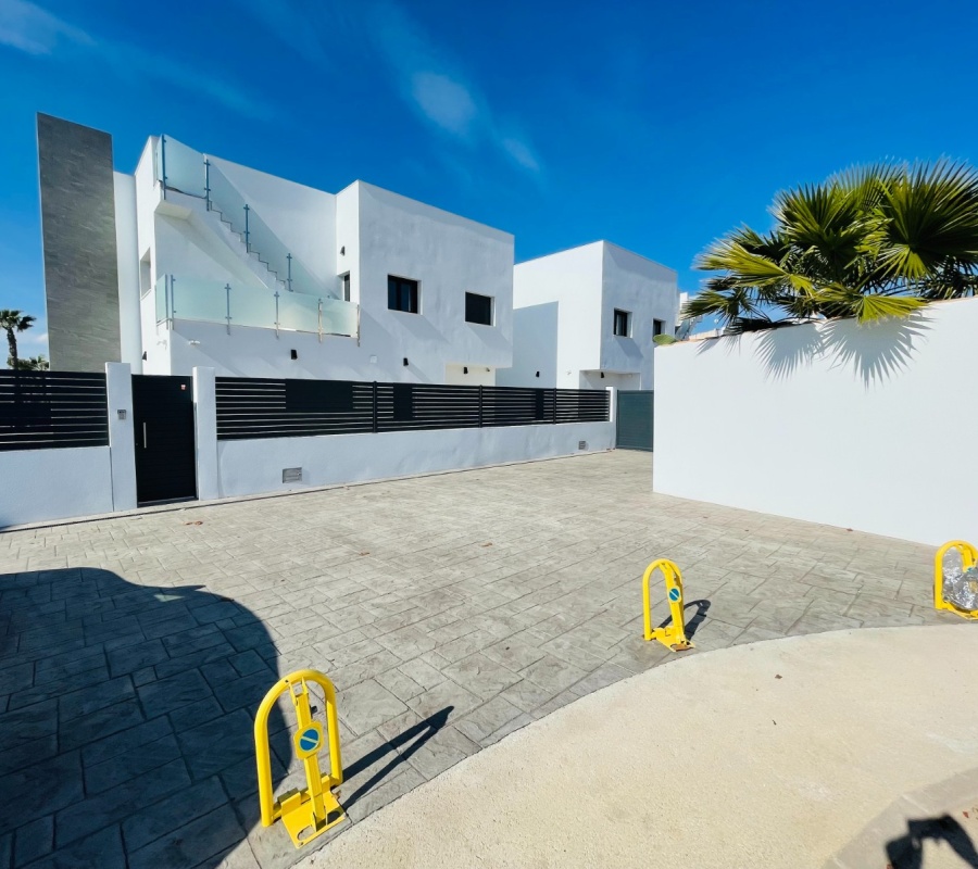 Calle Ariadna, 7, Torrevieja, Comunidad Valenciana, 0 , 5 Habitaciones Habitaciones,4 BathroomsBathrooms,Chalet,Comprar,Calle Ariadna, 7,0,2254
